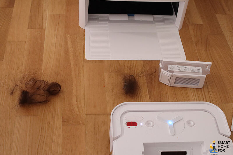 ECOVACS DEEBOT X5 OMNI saugt Tierhaare auf dem Laminat